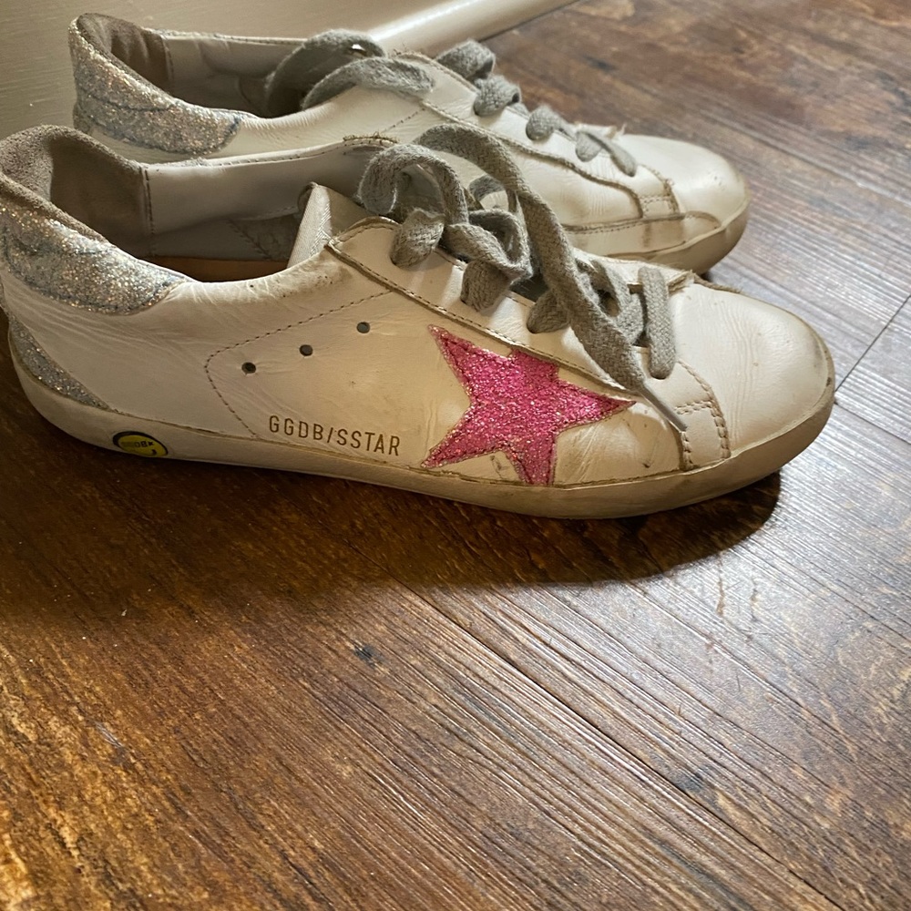 Kid size 33… equivalent to a youth 2.5-3